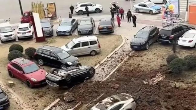 四川資中縣一男孩扔鞭炮引發(fā)化糞池沼氣爆炸 致8車受損