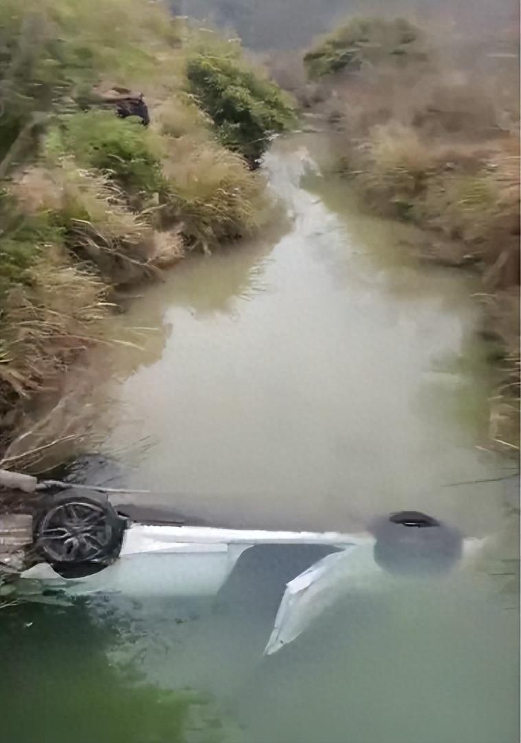 江西宜春一小汽車墜河